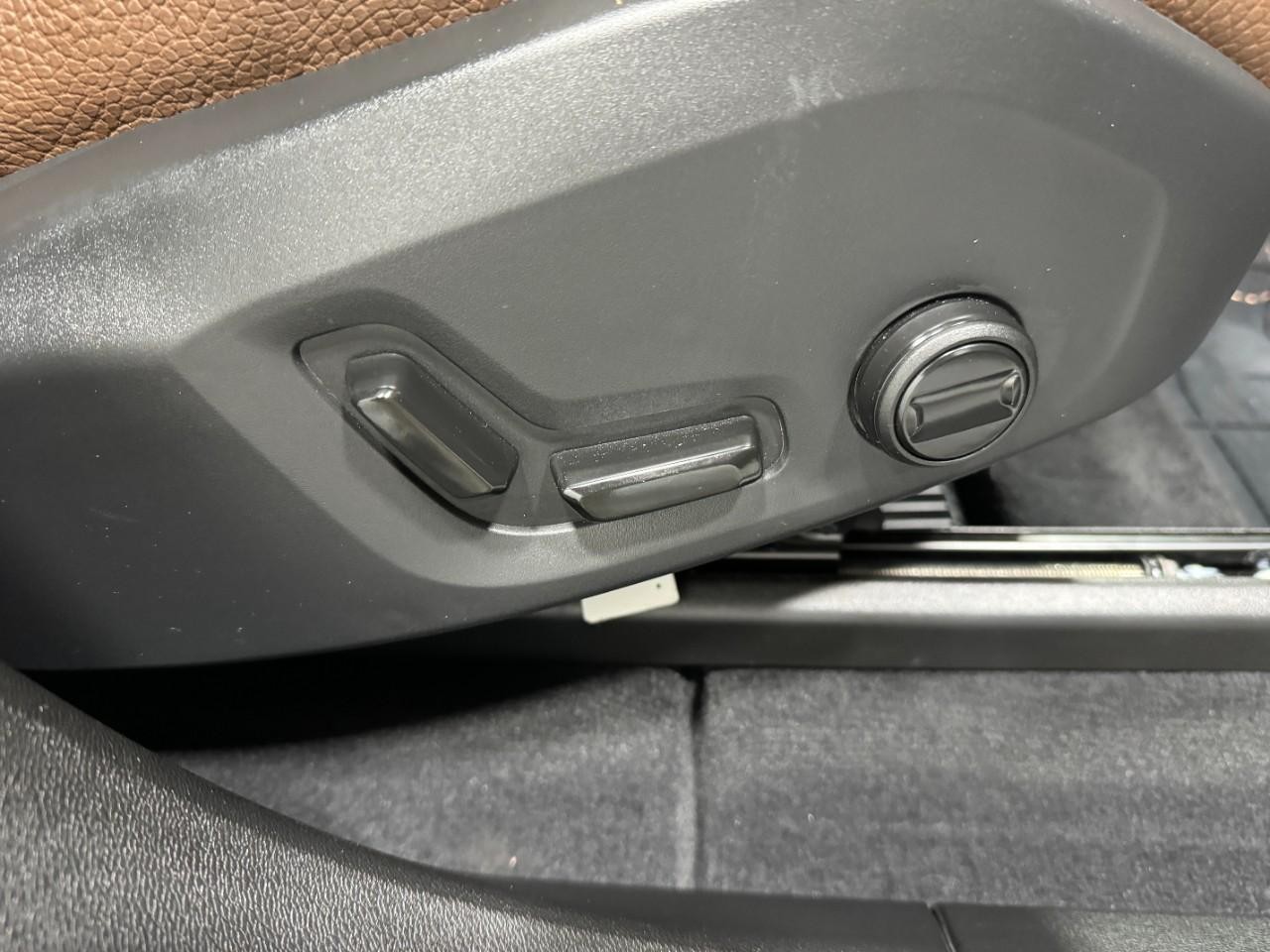 Volvo XC60 Recharge Plug-In Hybrid Vehicle Full-screen Gallery Image 21