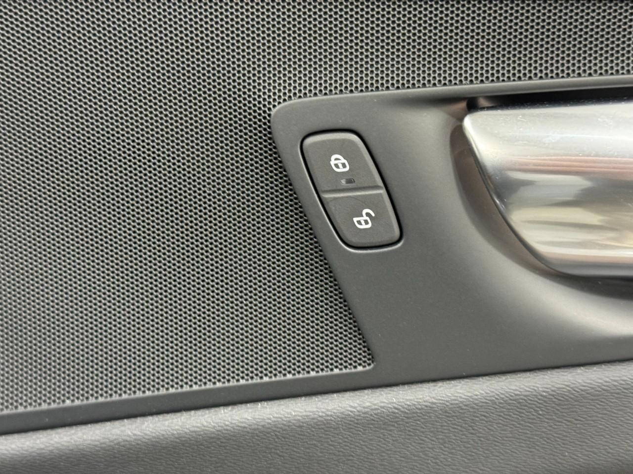 Volvo XC60 Recharge Plug-In Hybrid Vehicle Full-screen Gallery Image 22