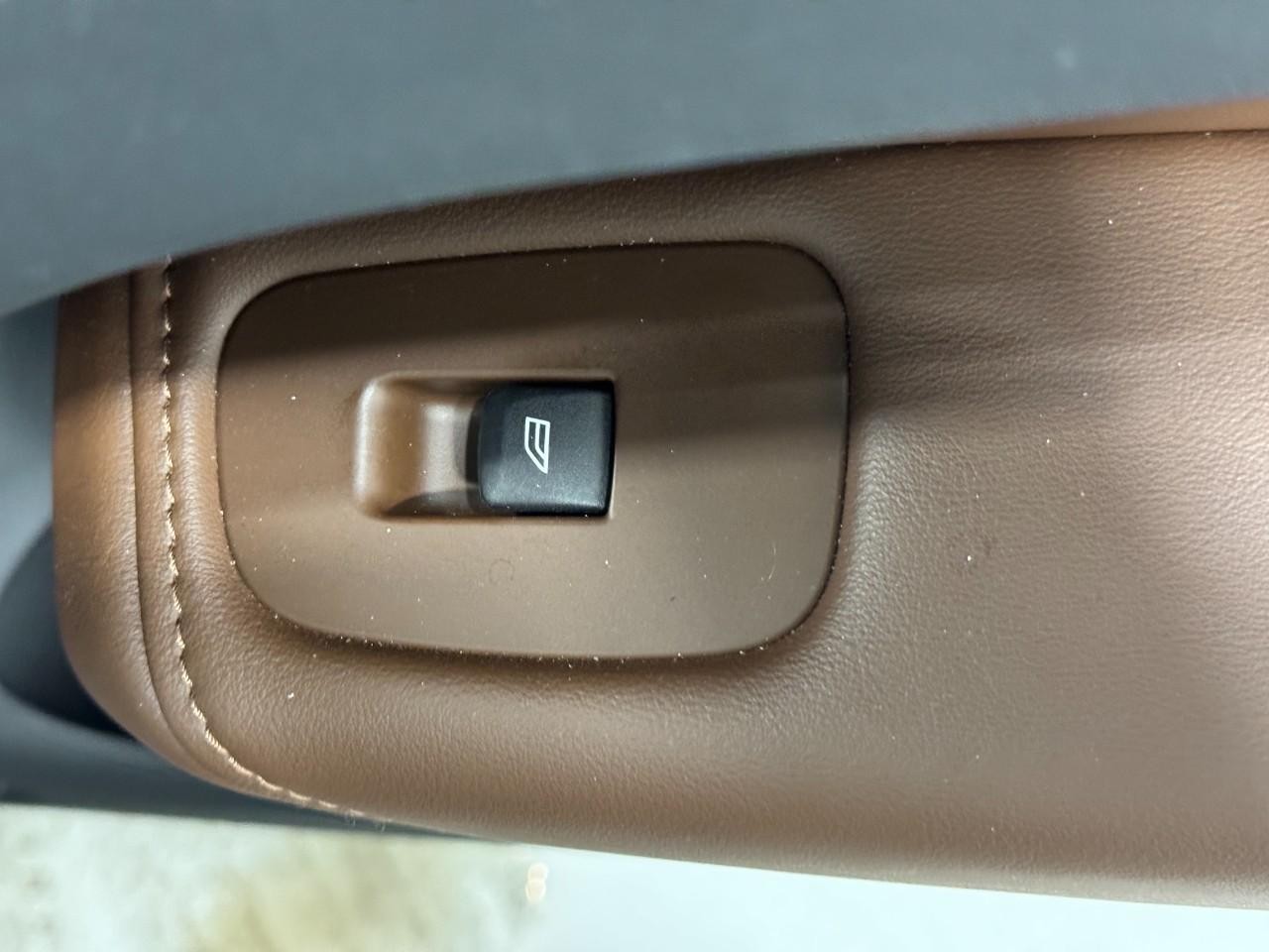 Volvo XC60 Recharge Plug-In Hybrid Vehicle Full-screen Gallery Image 23