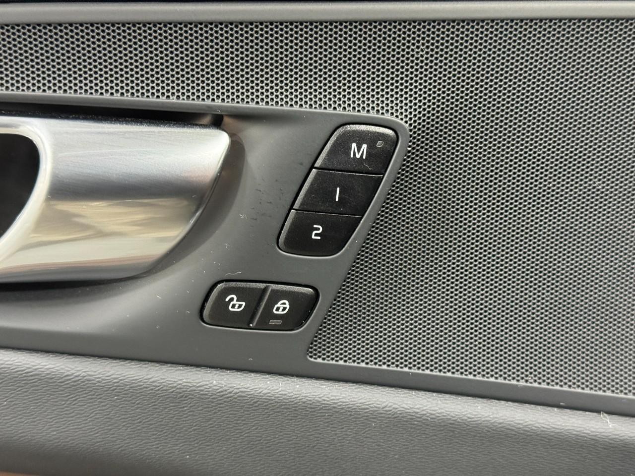 Volvo XC60 Recharge Plug-In Hybrid Vehicle Full-screen Gallery Image 24