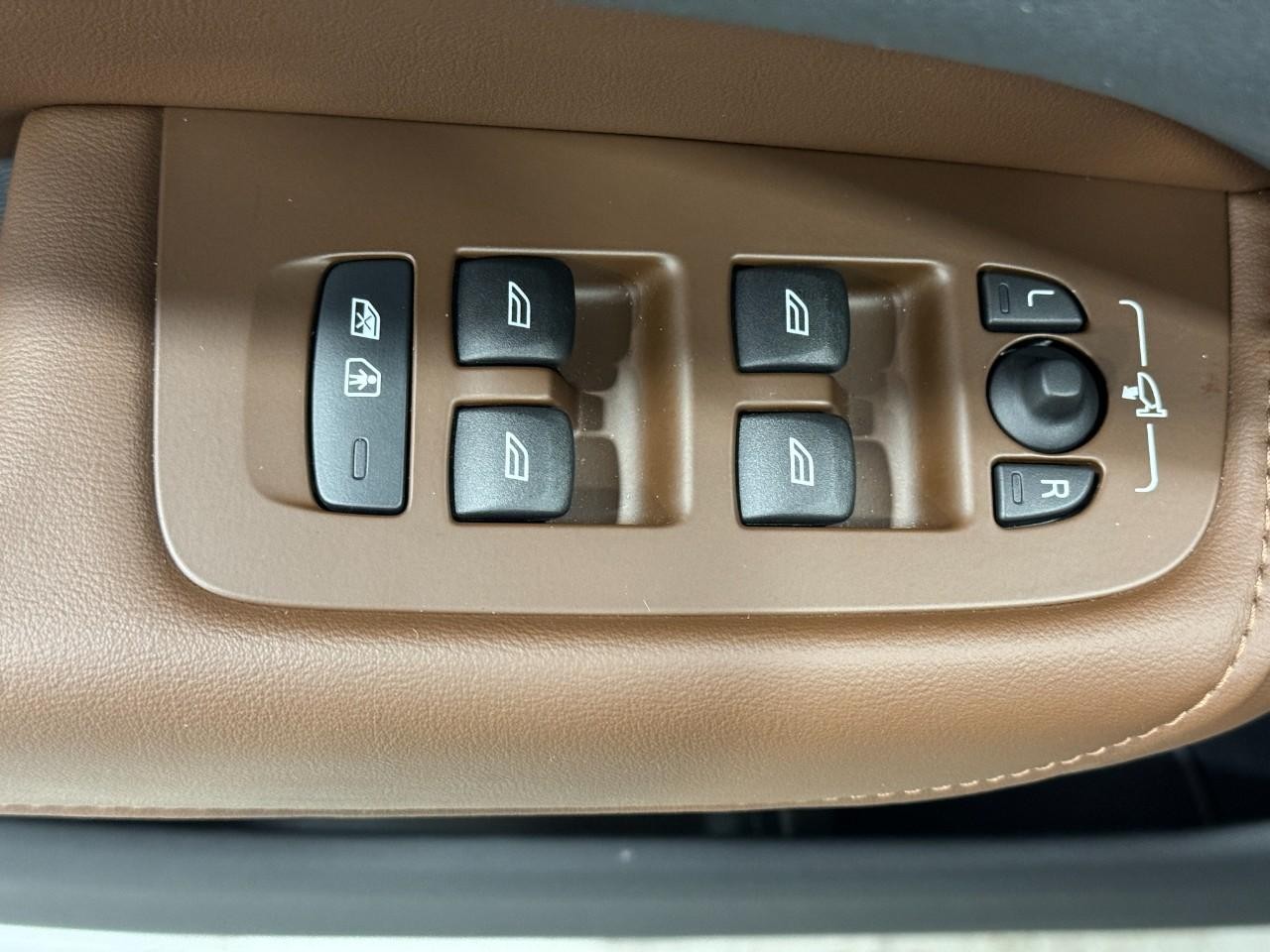 Volvo XC60 Recharge Plug-In Hybrid Vehicle Full-screen Gallery Image 25