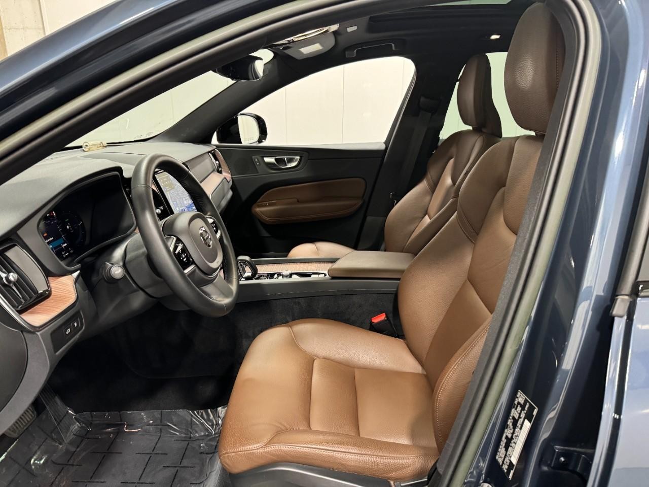 Volvo XC60 Recharge Plug-In Hybrid Vehicle Full-screen Gallery Image 26