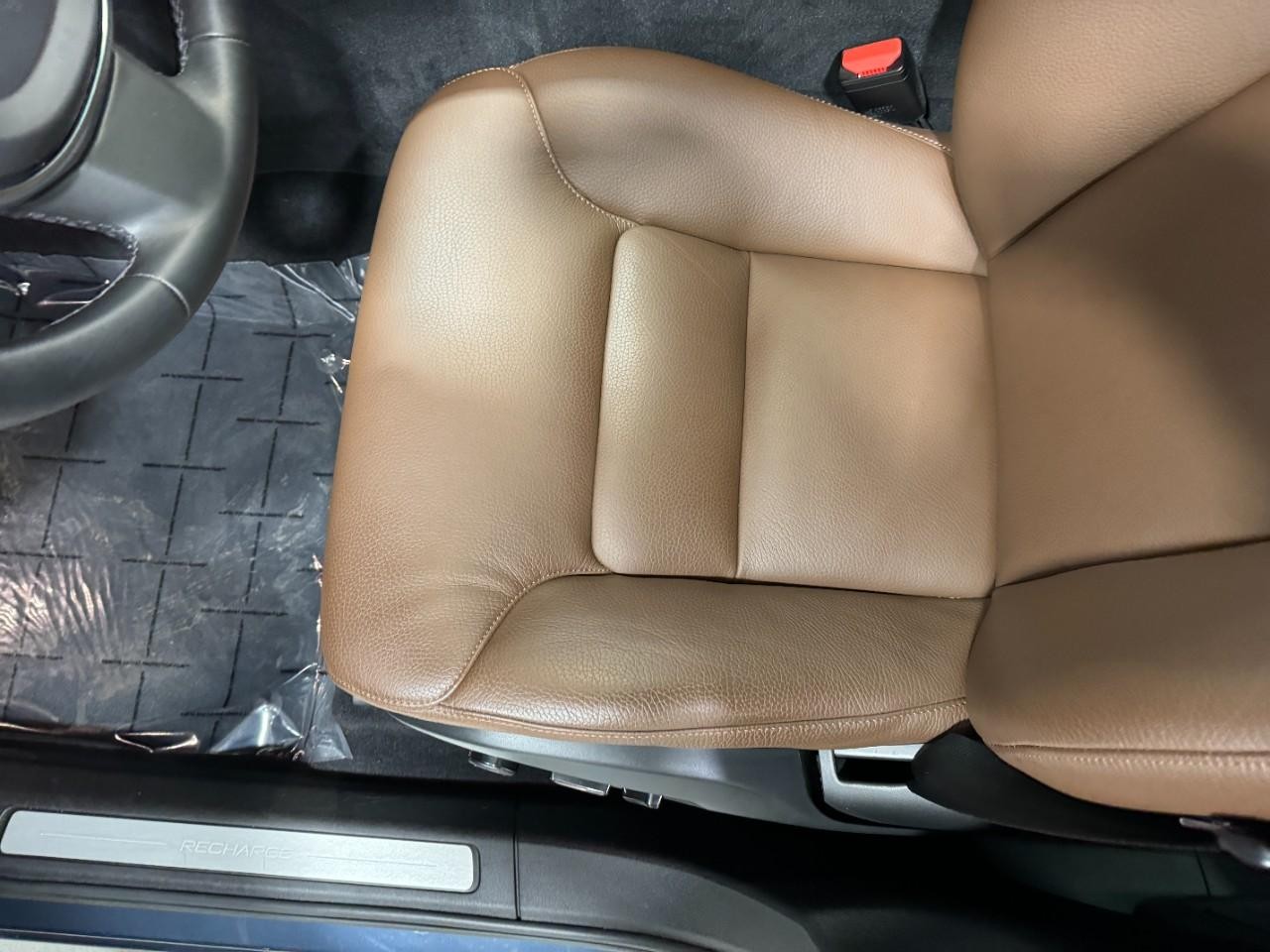 Volvo XC60 Recharge Plug-In Hybrid Vehicle Full-screen Gallery Image 27