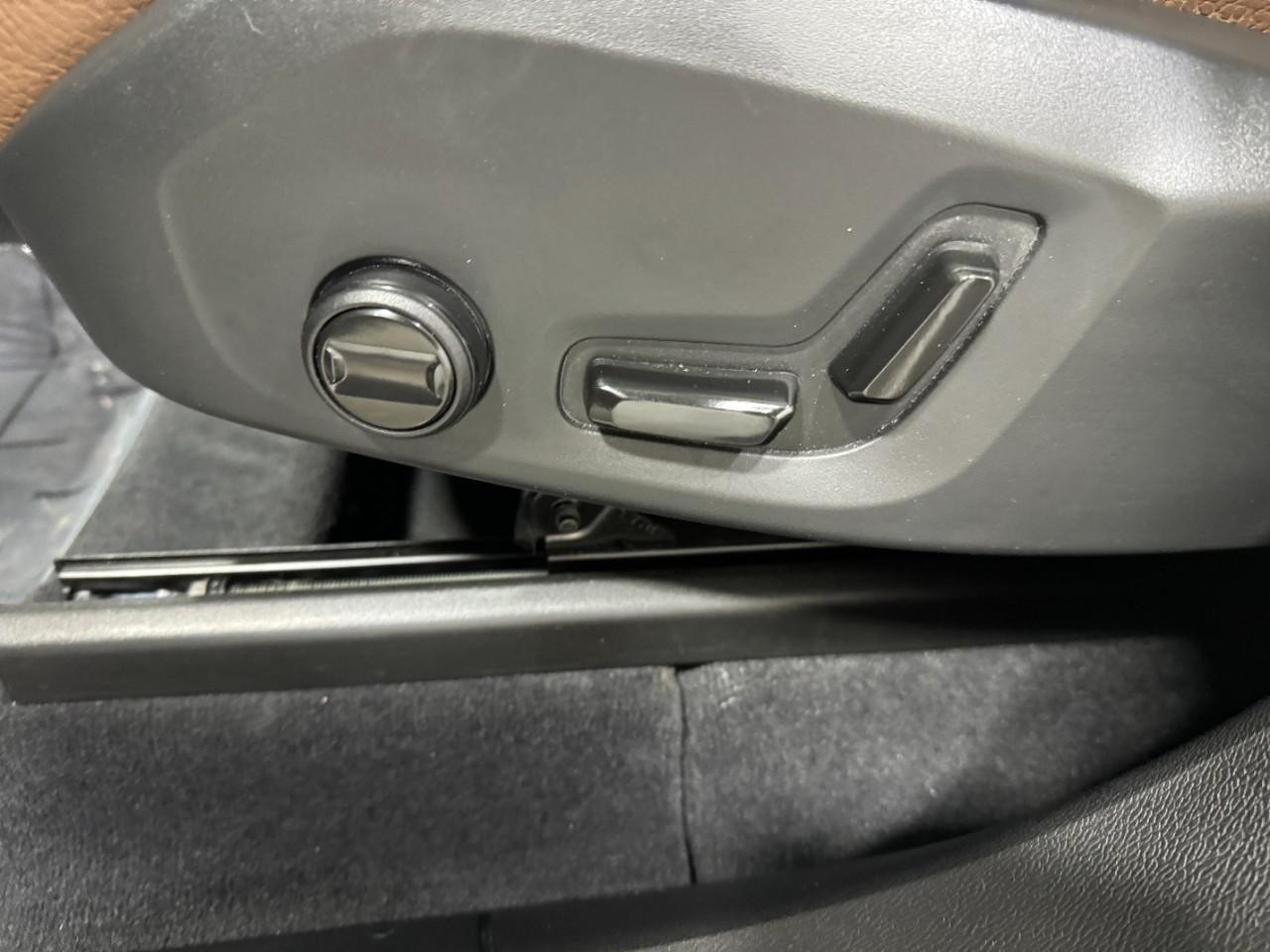 Volvo XC60 Recharge Plug-In Hybrid Vehicle Full-screen Gallery Image 28