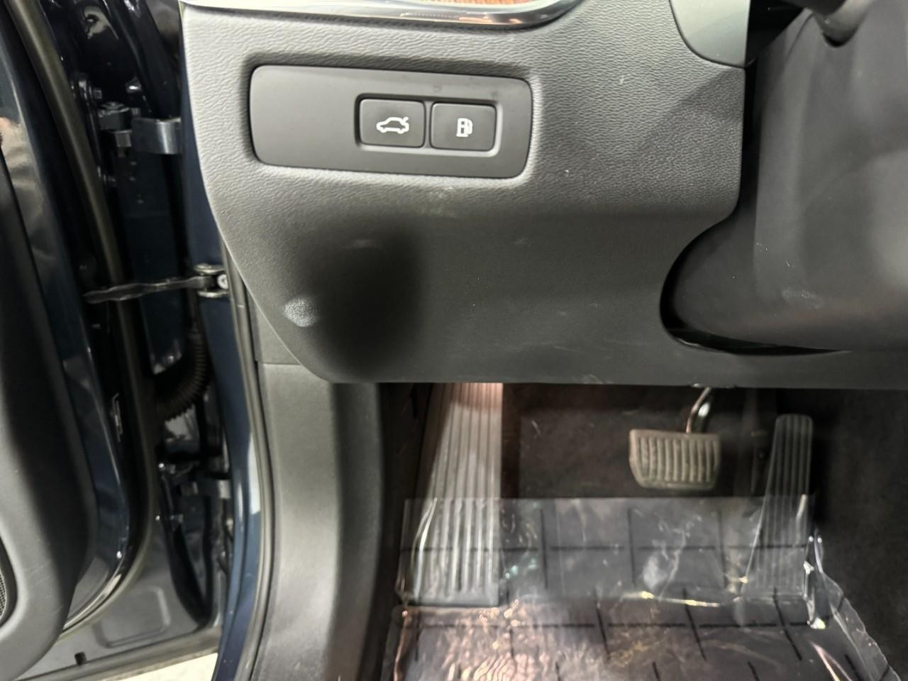 Volvo XC60 Recharge Plug-In Hybrid Vehicle Full-screen Gallery Image 29