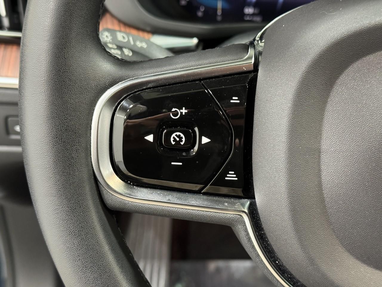 Volvo XC60 Recharge Plug-In Hybrid Vehicle Full-screen Gallery Image 30