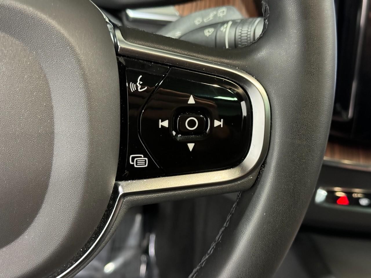 Volvo XC60 Recharge Plug-In Hybrid Vehicle Full-screen Gallery Image 31