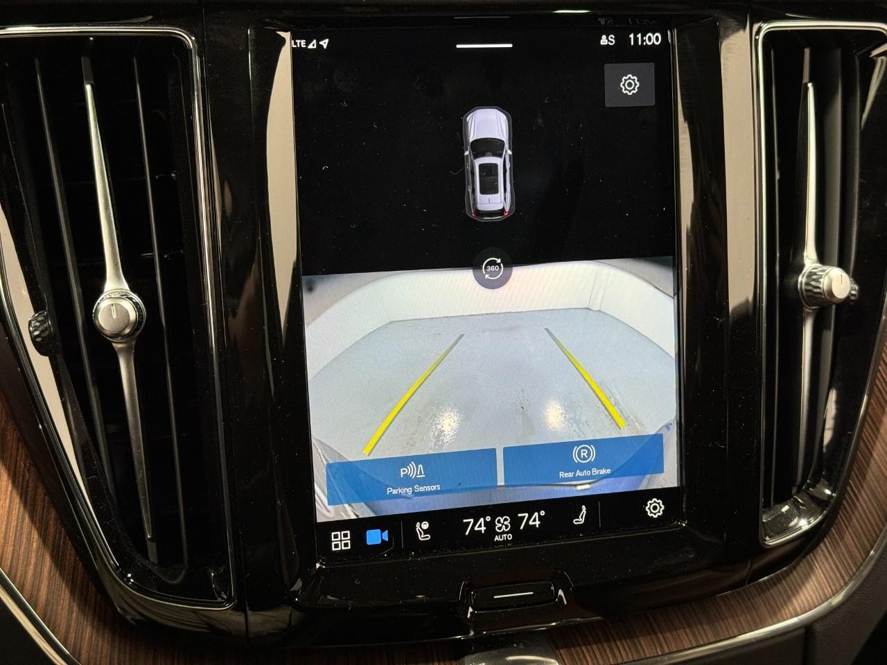 Volvo XC60 Recharge Plug-In Hybrid Vehicle Full-screen Gallery Image 33