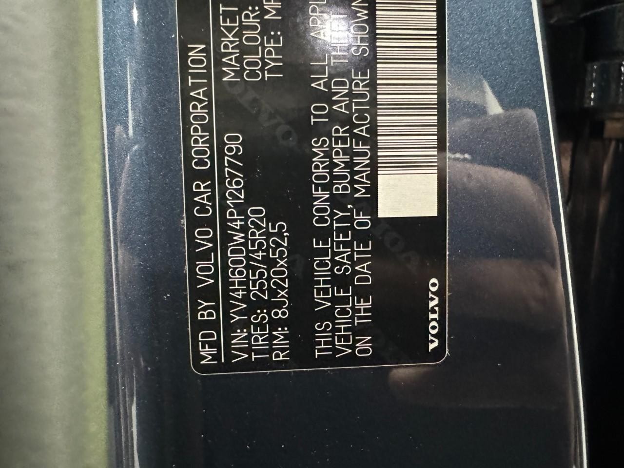 Volvo XC60 Recharge Plug-In Hybrid Vehicle Full-screen Gallery Image 34