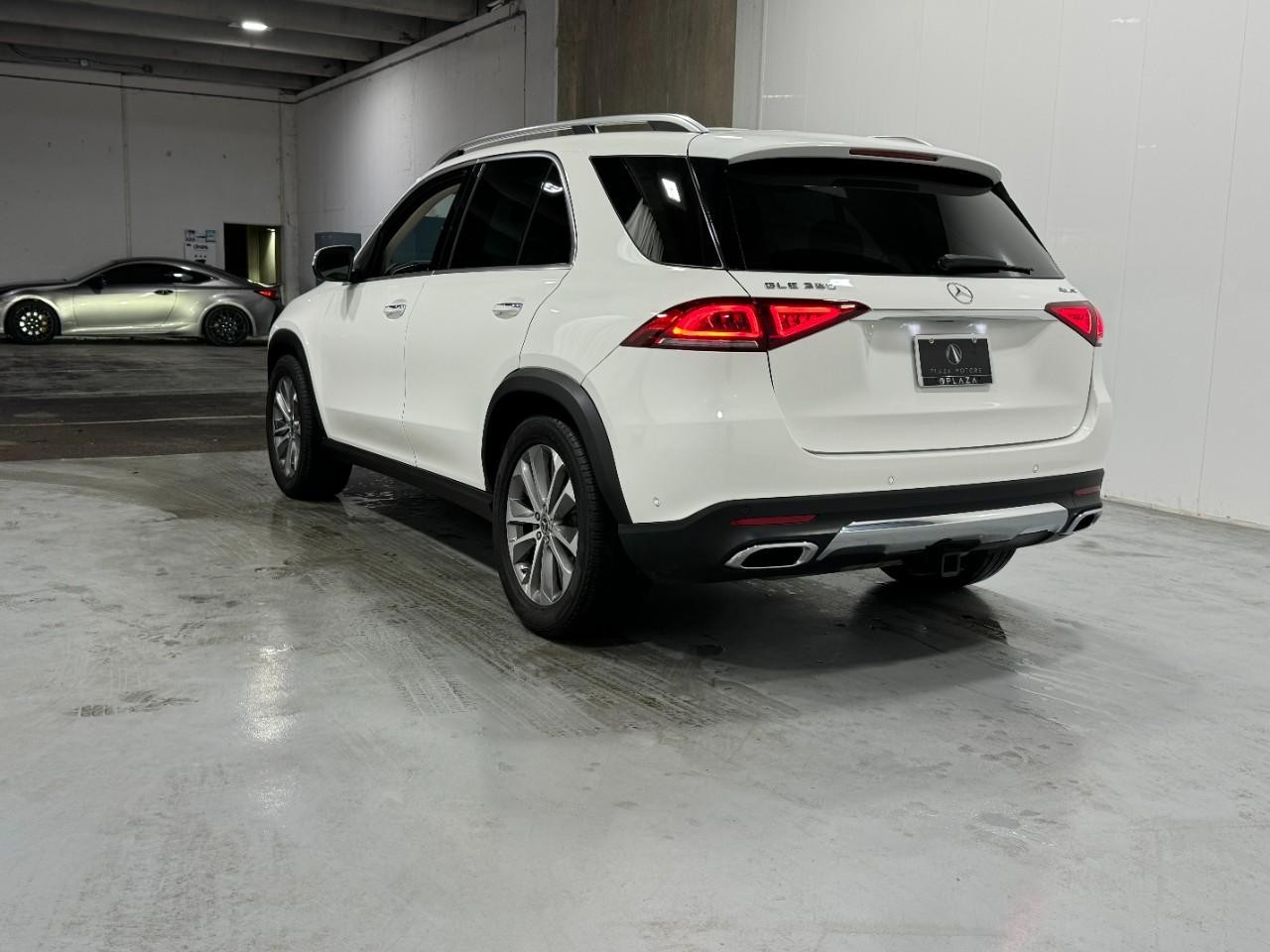 Mercedes-Benz GLE Vehicle Full-screen Gallery Image 3