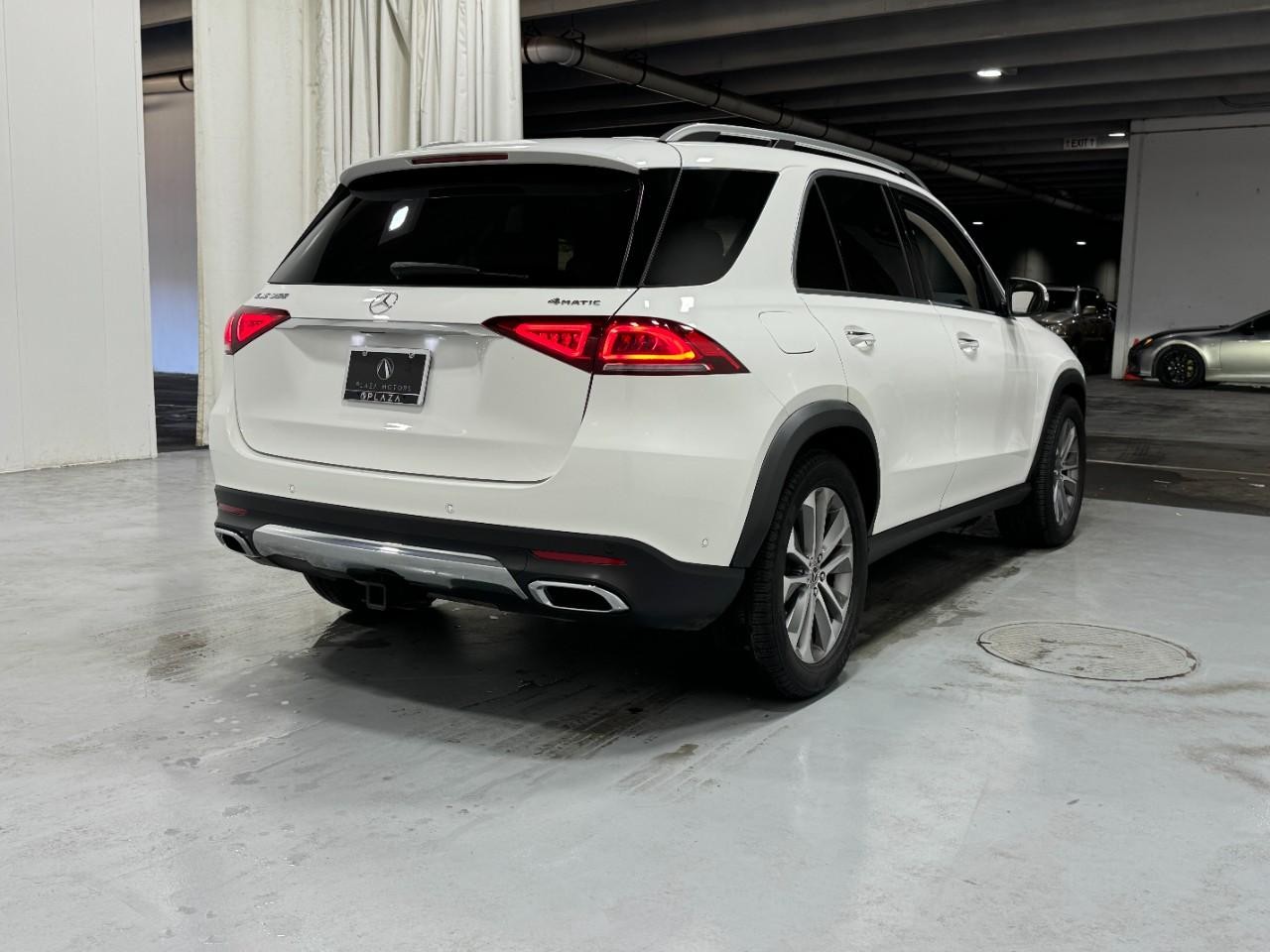 Mercedes-Benz GLE Vehicle Full-screen Gallery Image 4