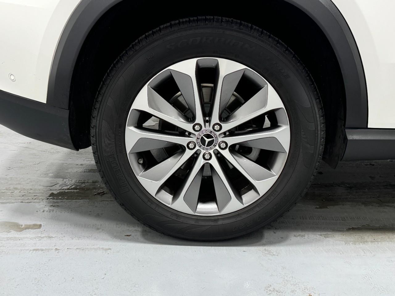 Mercedes-Benz GLE Vehicle Full-screen Gallery Image 5