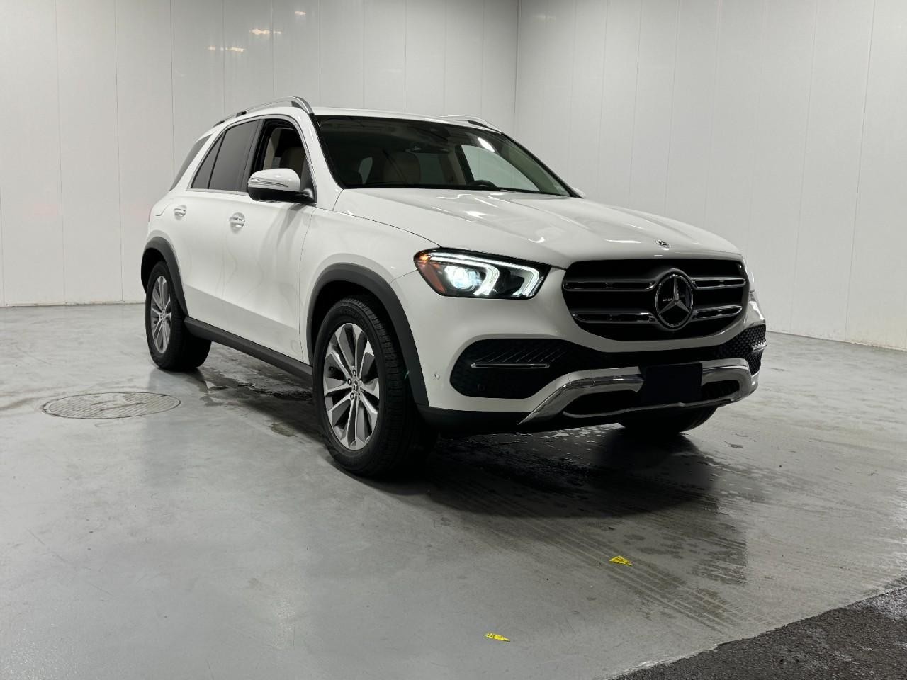 Mercedes-Benz GLE Vehicle Full-screen Gallery Image 6