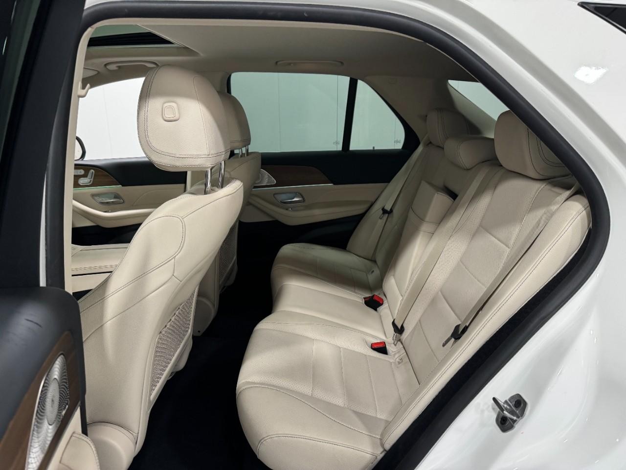 Mercedes-Benz GLE Vehicle Full-screen Gallery Image 8