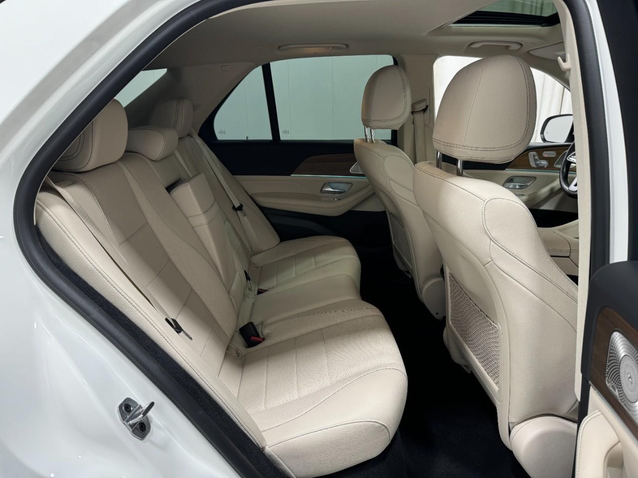 Mercedes-Benz GLE Vehicle Full-screen Gallery Image 10