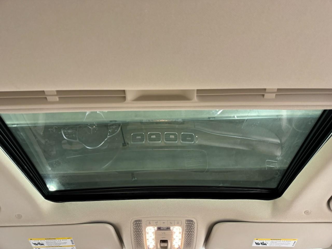 Mercedes-Benz GLE Vehicle Full-screen Gallery Image 11