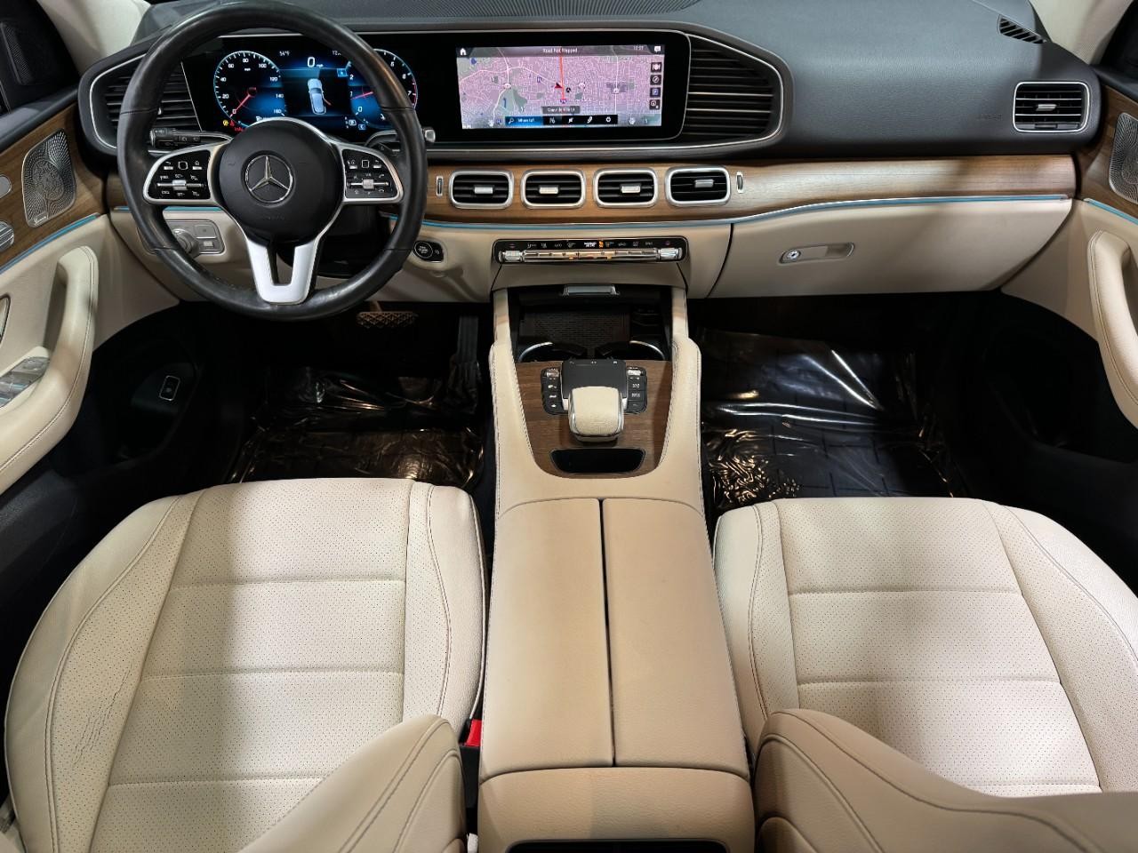 Mercedes-Benz GLE Vehicle Full-screen Gallery Image 12