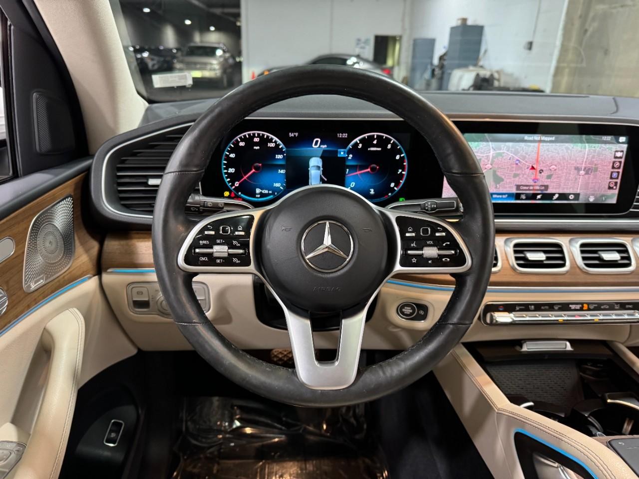 Mercedes-Benz GLE Vehicle Full-screen Gallery Image 13