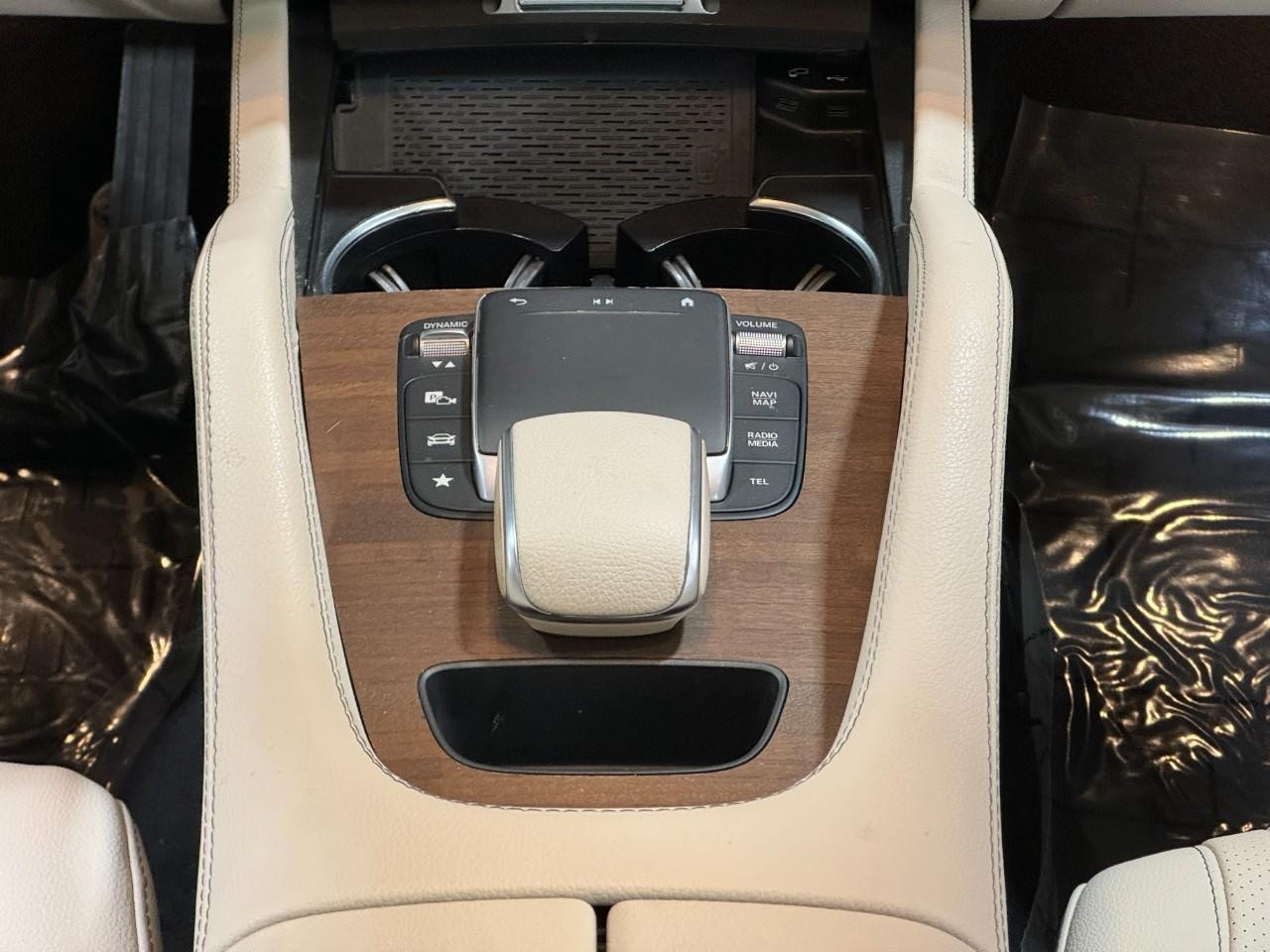 Mercedes-Benz GLE Vehicle Full-screen Gallery Image 16