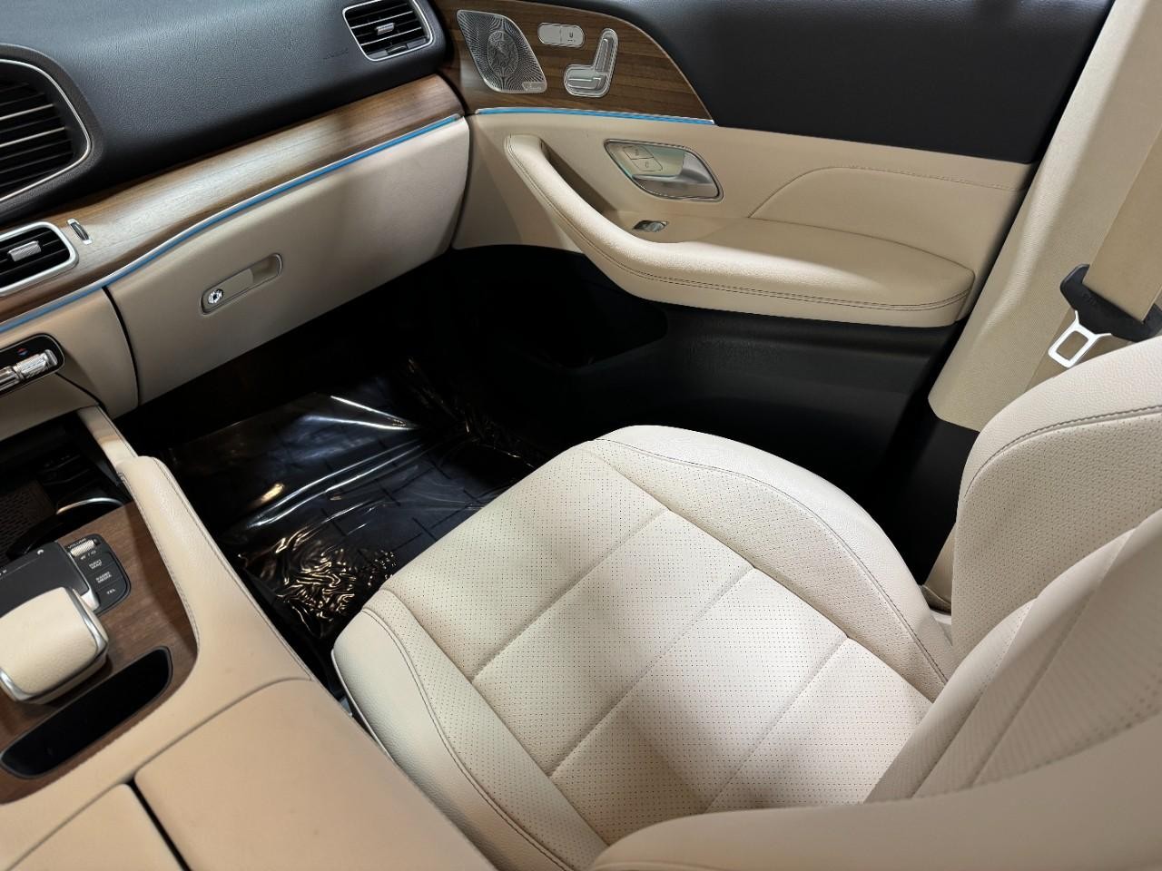 Mercedes-Benz GLE Vehicle Full-screen Gallery Image 17