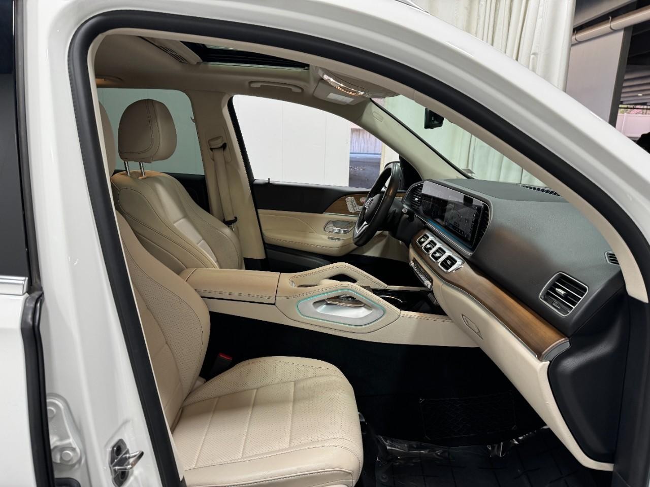 Mercedes-Benz GLE Vehicle Full-screen Gallery Image 18