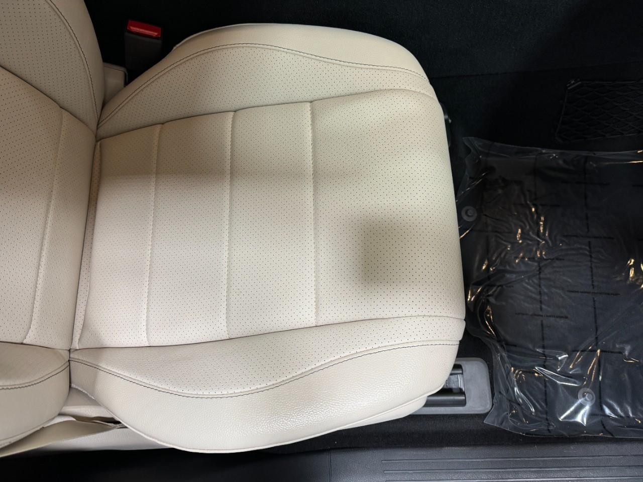 Mercedes-Benz GLE Vehicle Full-screen Gallery Image 19