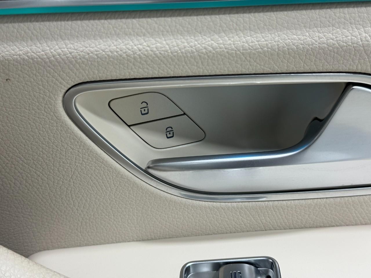 Mercedes-Benz GLE Vehicle Full-screen Gallery Image 21