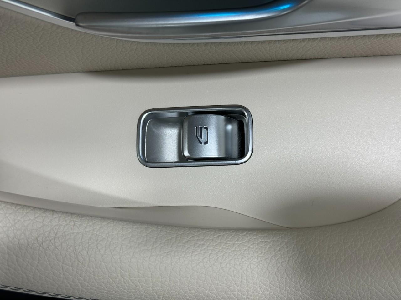 Mercedes-Benz GLE Vehicle Full-screen Gallery Image 22