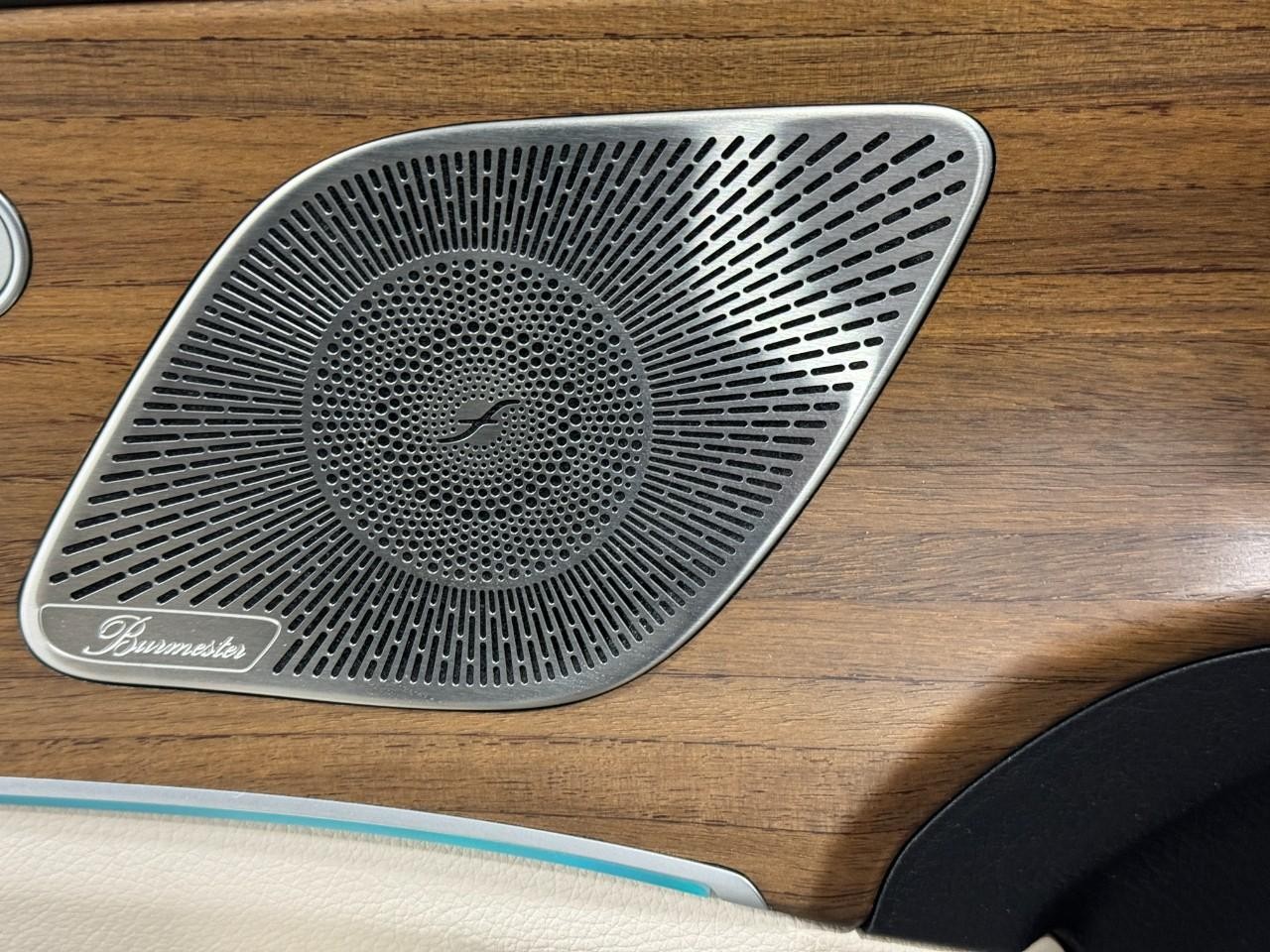 Mercedes-Benz GLE Vehicle Full-screen Gallery Image 23