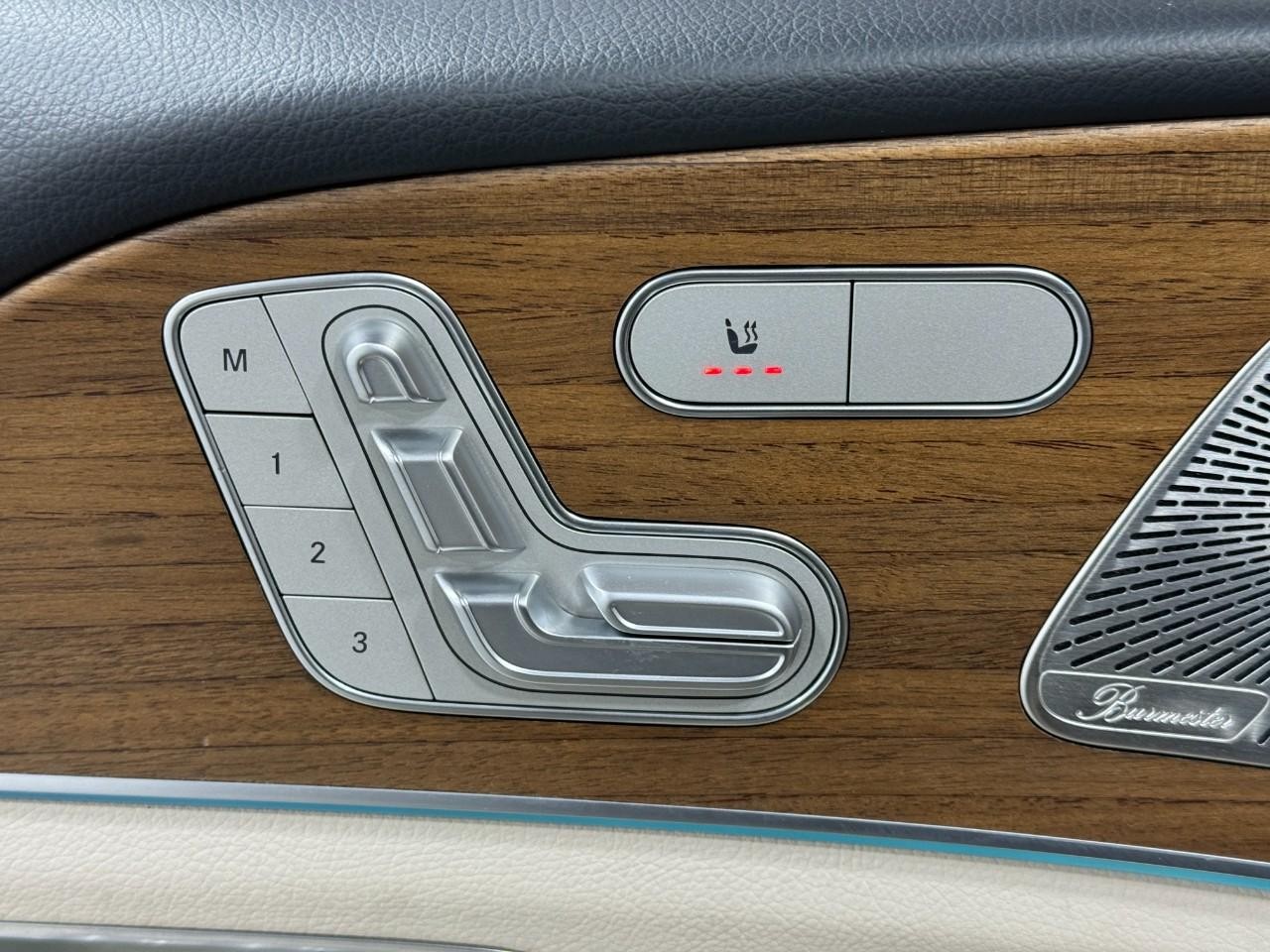 Mercedes-Benz GLE Vehicle Full-screen Gallery Image 24