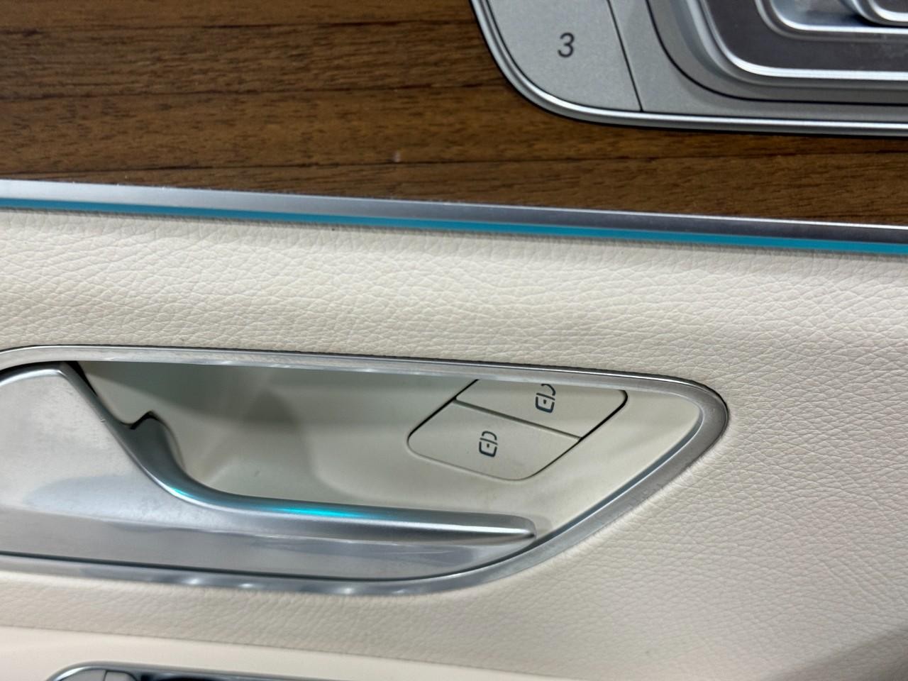 Mercedes-Benz GLE Vehicle Full-screen Gallery Image 25