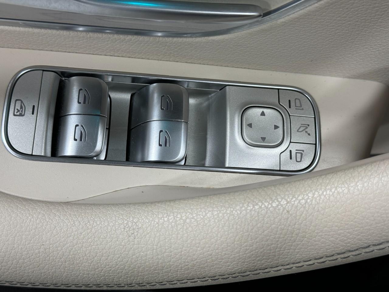 Mercedes-Benz GLE Vehicle Full-screen Gallery Image 26