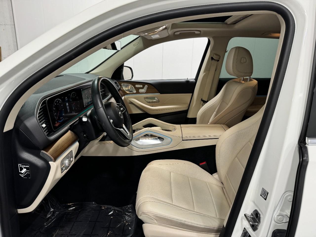 Mercedes-Benz GLE Vehicle Full-screen Gallery Image 28