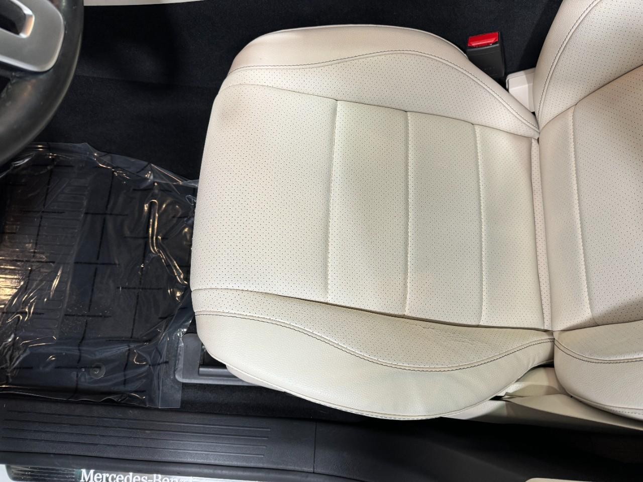 Mercedes-Benz GLE Vehicle Full-screen Gallery Image 29