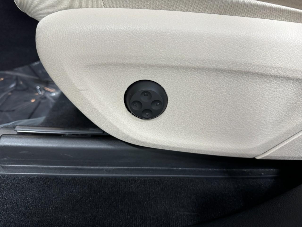 Mercedes-Benz GLE Vehicle Full-screen Gallery Image 30