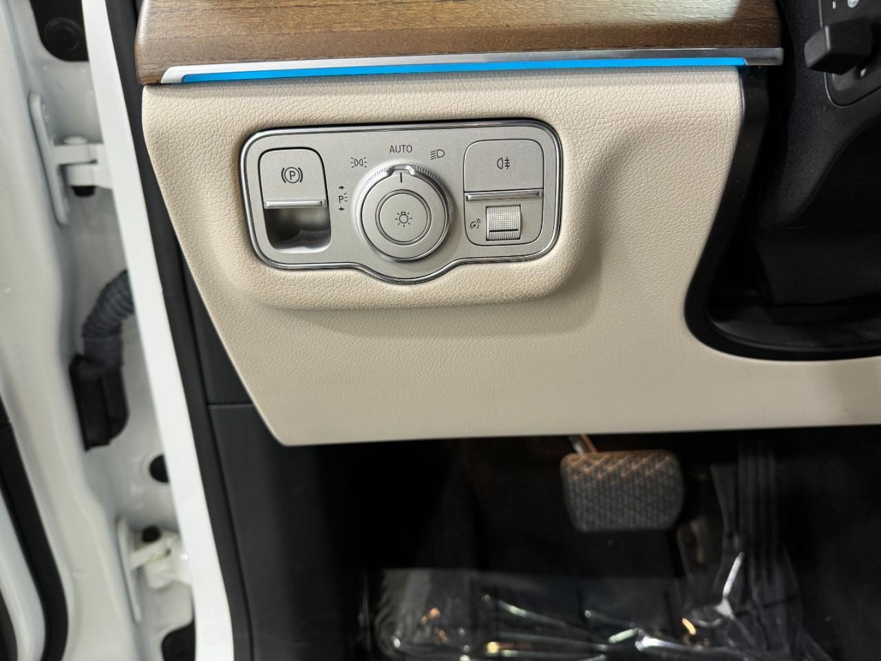 Mercedes-Benz GLE Vehicle Full-screen Gallery Image 31