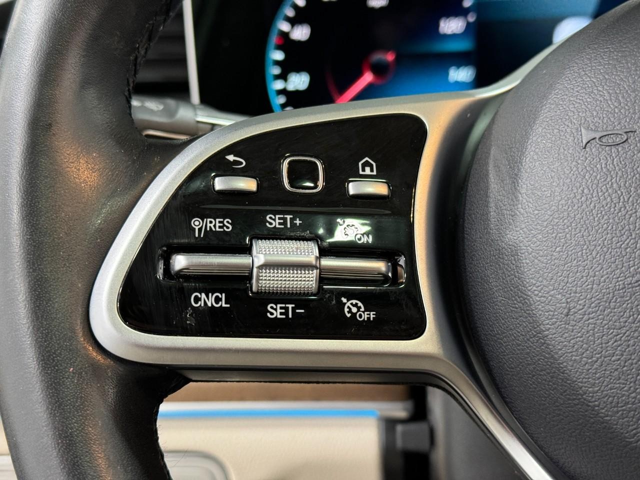 Mercedes-Benz GLE Vehicle Full-screen Gallery Image 32