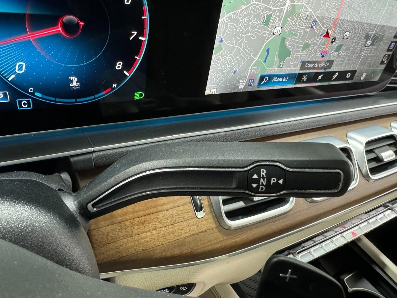 Mercedes-Benz GLE Vehicle Full-screen Gallery Image 35