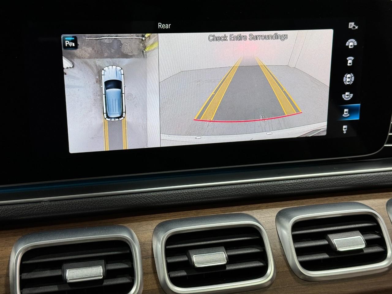 Mercedes-Benz GLE Vehicle Full-screen Gallery Image 36