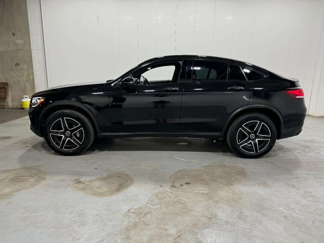 Mercedes-Benz GLC Vehicle Full-screen Gallery Image 2