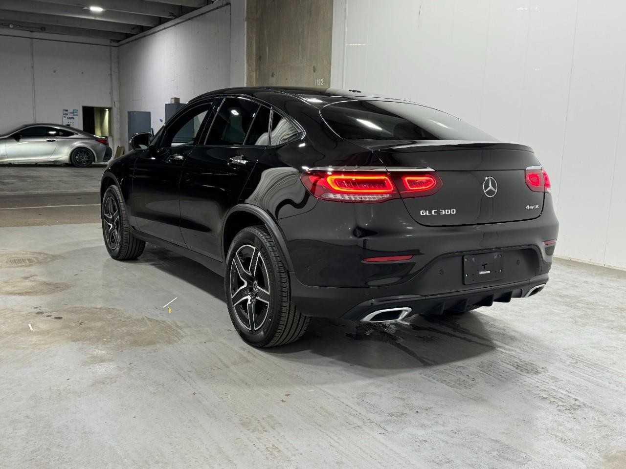 Mercedes-Benz GLC Vehicle Full-screen Gallery Image 3