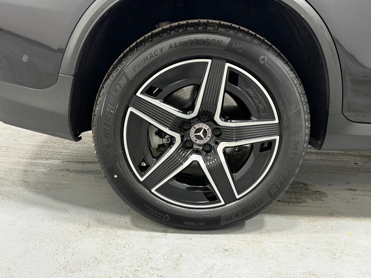 Mercedes-Benz GLC Vehicle Full-screen Gallery Image 5