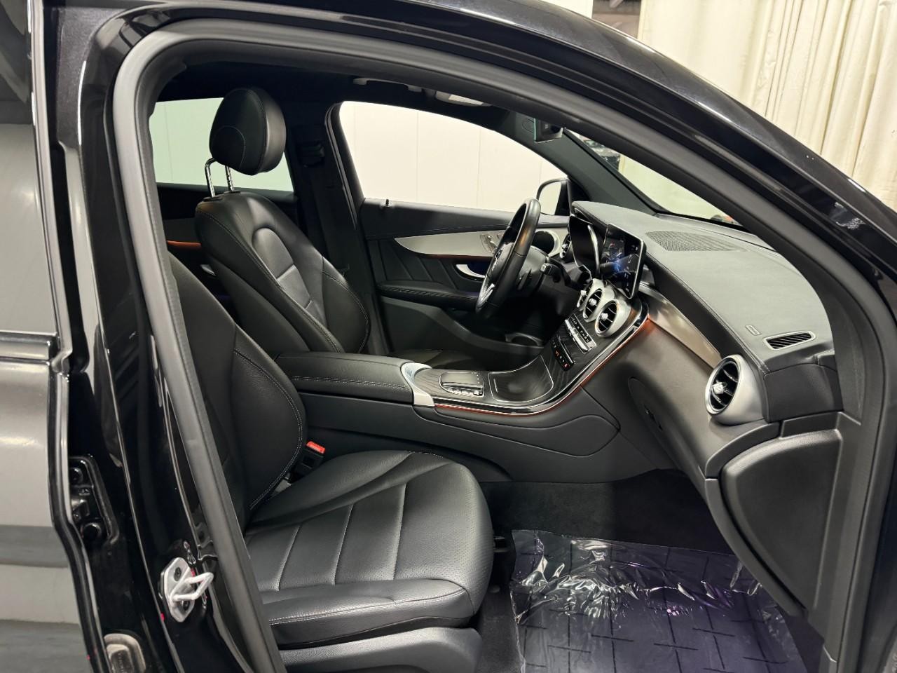 Mercedes-Benz GLC Vehicle Full-screen Gallery Image 17