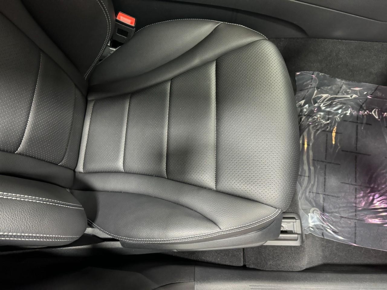 Mercedes-Benz GLC Vehicle Full-screen Gallery Image 18