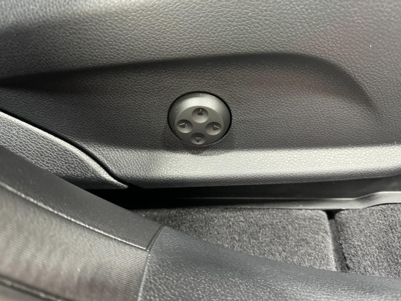 Mercedes-Benz GLC Vehicle Full-screen Gallery Image 19