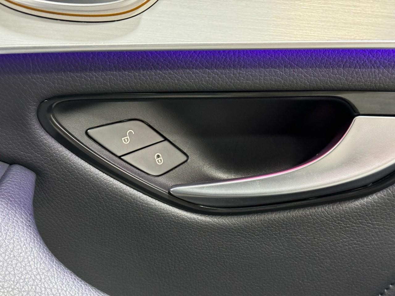 Mercedes-Benz GLC Vehicle Full-screen Gallery Image 21