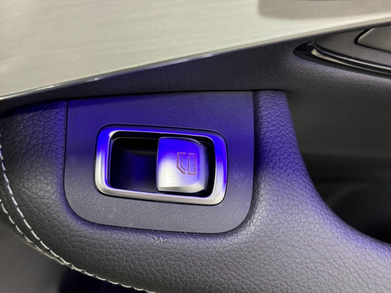 Mercedes-Benz GLC Vehicle Full-screen Gallery Image 22