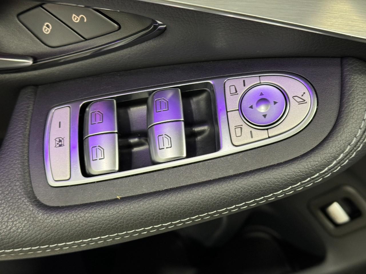 Mercedes-Benz GLC Vehicle Full-screen Gallery Image 25