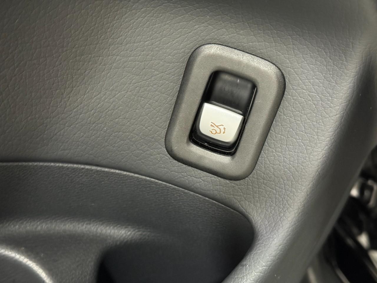 Mercedes-Benz GLC Vehicle Full-screen Gallery Image 26