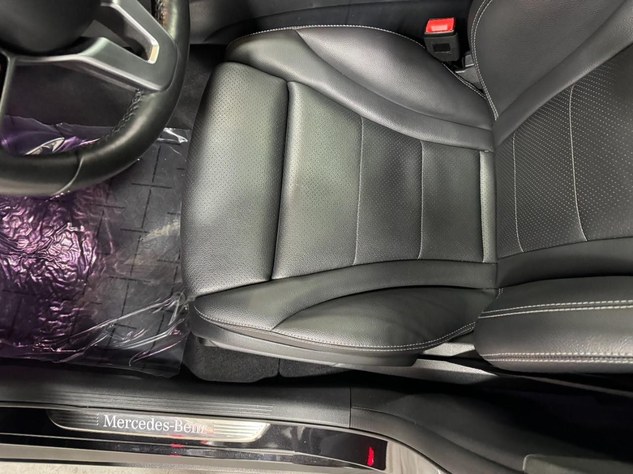 Mercedes-Benz GLC Vehicle Full-screen Gallery Image 28